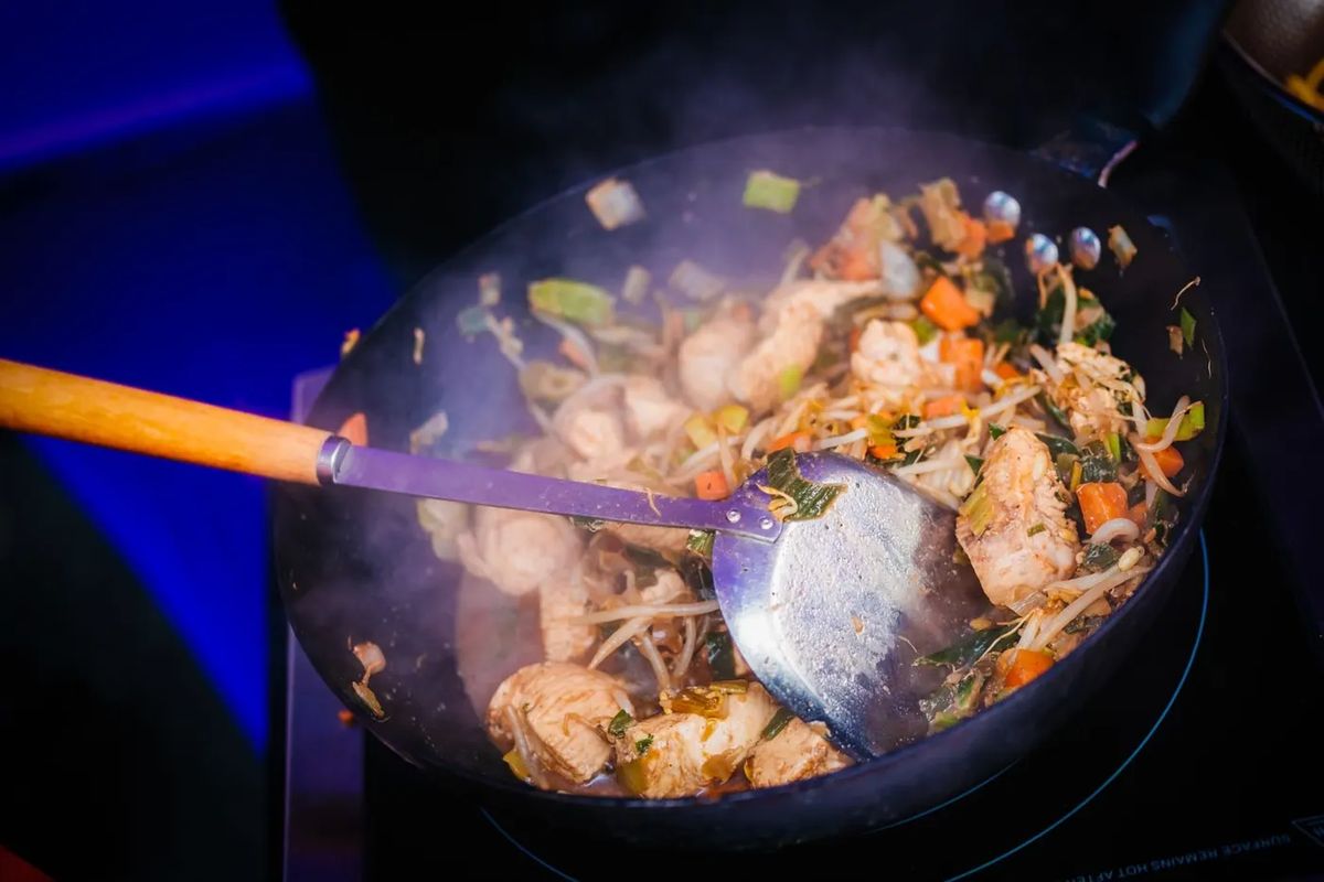 Wok de poulet et légumes, quinoa