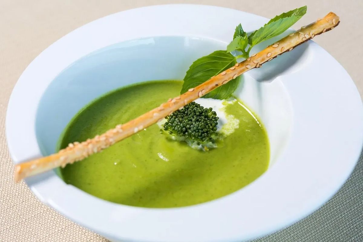 Velouté de petits pois à la menthe et tartine de chèvre frais