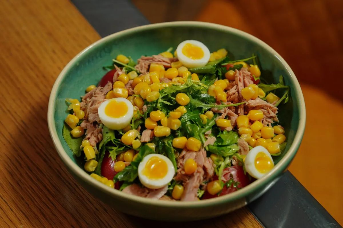 Salade de riz, thon et maïs