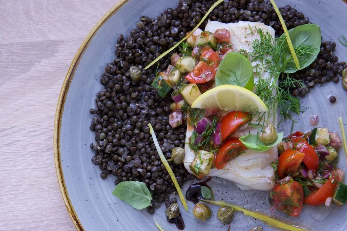 Cabillaud en papillote, tomates et olives