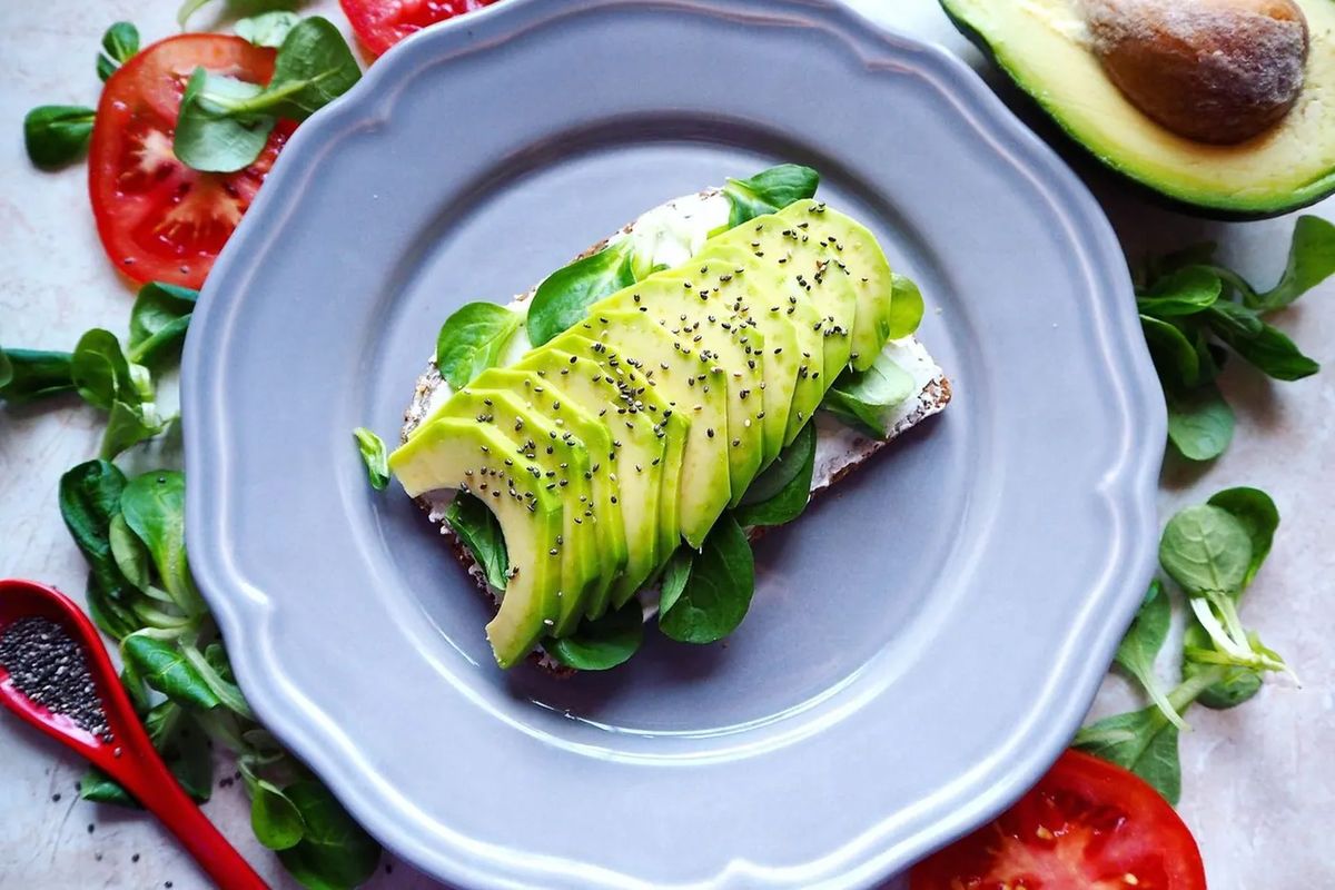 Tartine d'avocat, tomate et graines