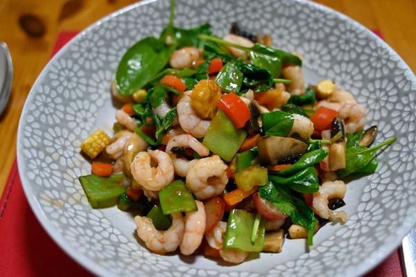 Wok de crevettes, poivrons colorés et gingembre