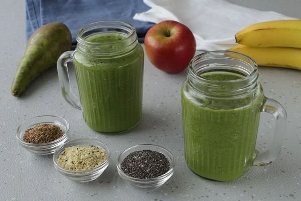 Smoothie épinards, kiwi, banane et graines