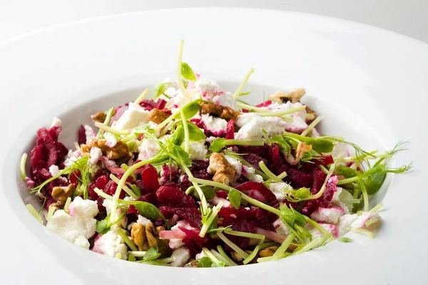 Salade de quinoa, betterave, chèvre frais et noix