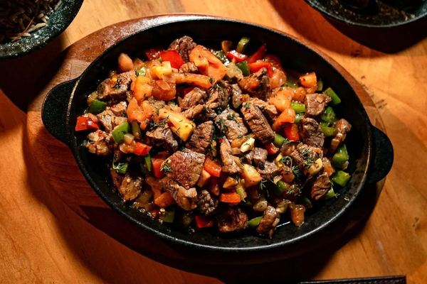 Émincé de bœuf aux poivrons, riz complet et persil frais