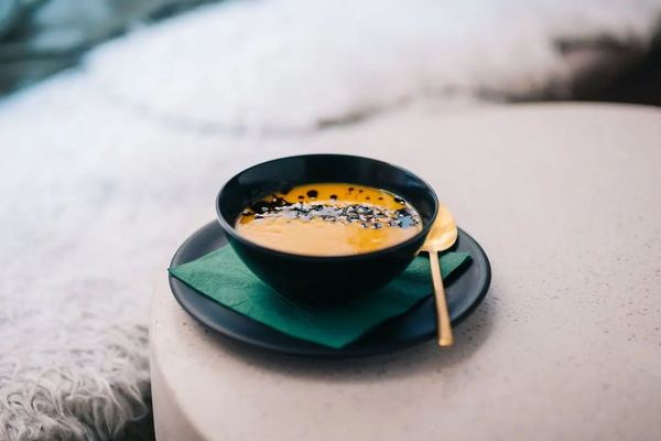 Velouté de potiron au tahin, persil frais et sésame grillé