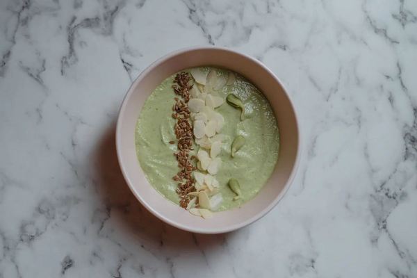 Smoothie bowl épinards, banane et graines de chanvre