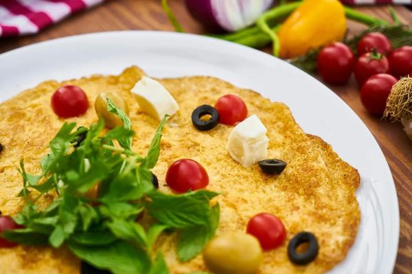 Omelette au fromage blanc, ciboulette et tomates cerises