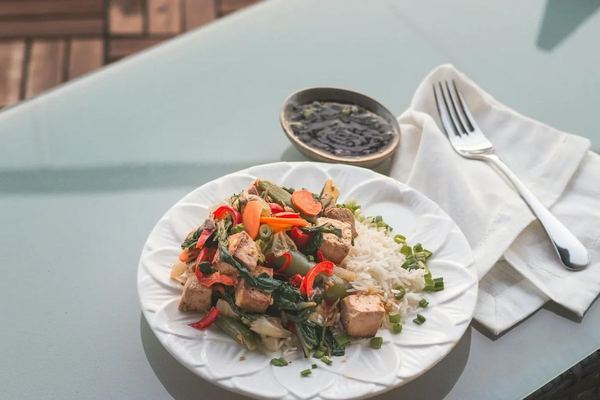 Poêlée de tofu mariné soja-gingembre et légumes au wok