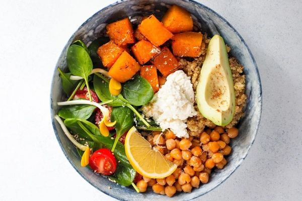 Bol de sarrasin, pois chiches rôtis et avocat
