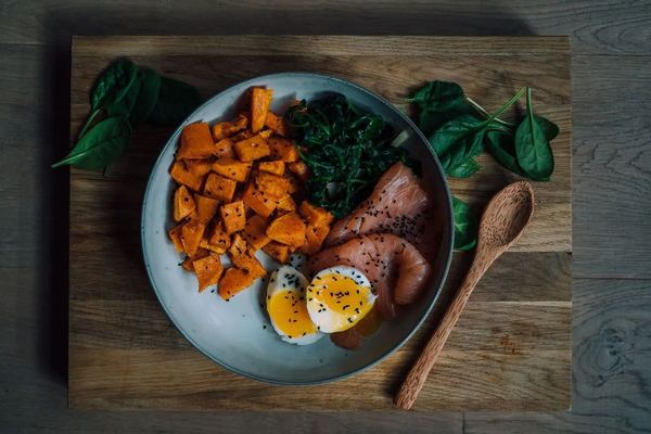 Saumon, épinards et patate douce