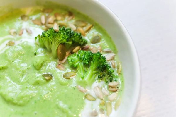 Velouté de brocoli, pois cassés et noisettes