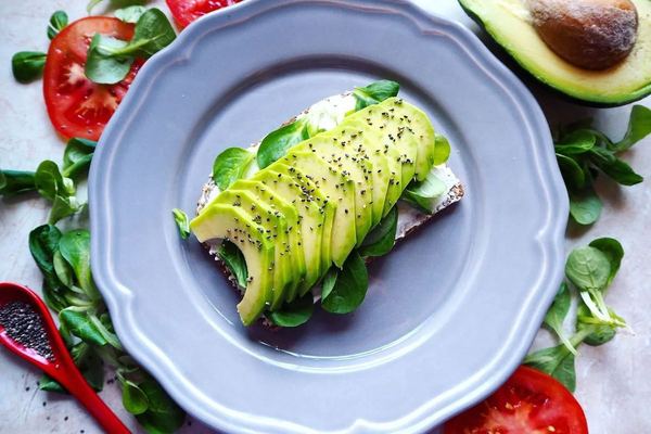Tartine d'avocat, tomate et graines
